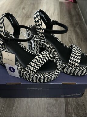 Universal Thread Black and White Woven Platform Sandals with Ankle Strap